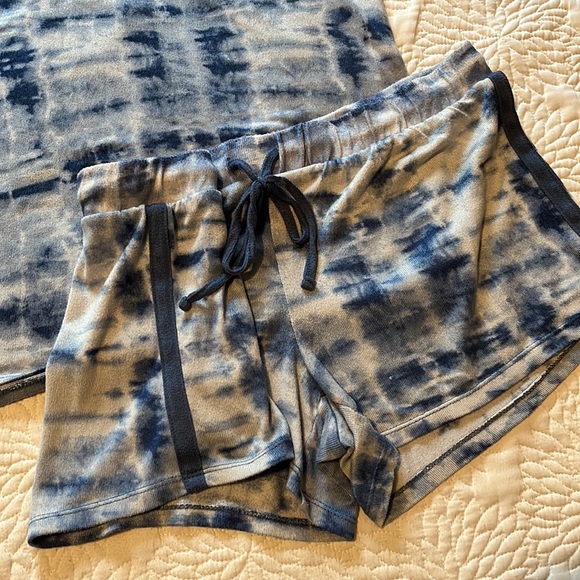Lucky Brand Soft Terrycloth, Tie-dye PJs 💙🤍 - Picture 4 of 10
